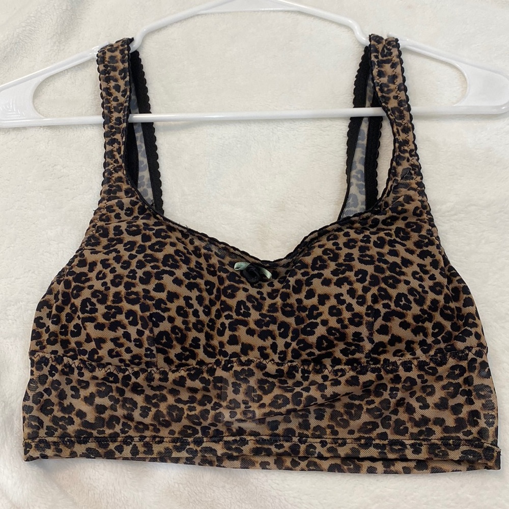 Super cool crop top with little black flower :)